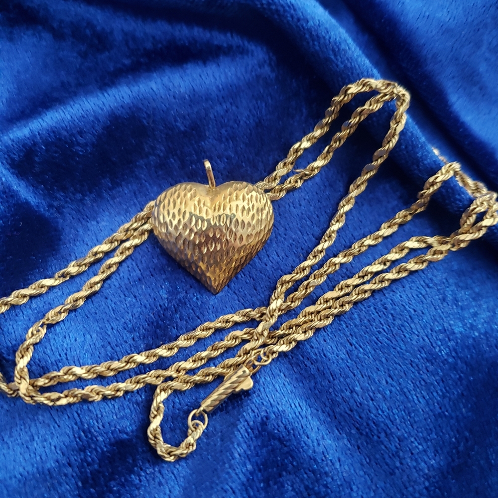 STUNNING 14K Yellow Gold Diamond Cut Rope Necklace With Etched Strawberry Heart